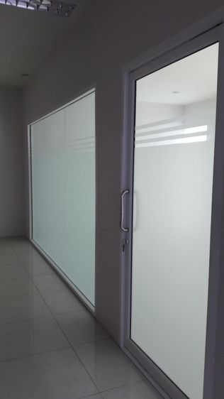 ประตูอลูมิเนียมขนาด 1.15×2.20 2 ชุด พร้อมช่องกระจกขนาด 3.40×2.20