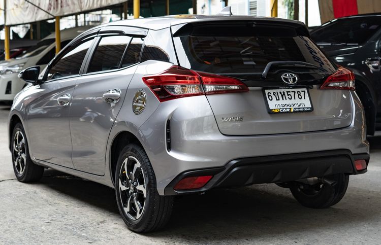 Toyota Yaris 2023 1.2 Premium Sedan เบนซิน ไม่ติดแก๊ส เกียร์อัตโนมัติ เทา รูปที่ 3