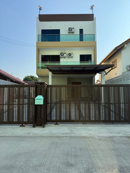 ขายบ้านเดี่ยว 3 ชั้น พร้อมสระว่ายน้ำ