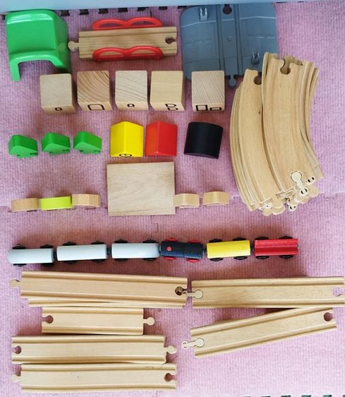 ของเล่นเสริมทักษะและการเรียนรู้ ชุดของเล่นรถไฟไม้ LILLABO จาก IKEA จำนวน 57 ชิ้น พร้อมชิ้นส่วนเสริม มือสองจากญี่ปุ่น