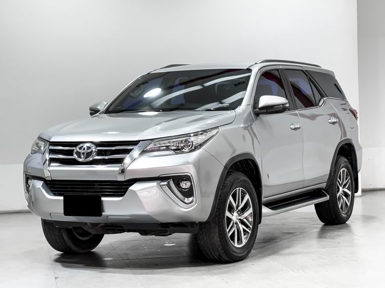 รถ Toyota Fortuner 2.4 V สี บรอนซ์เงิน