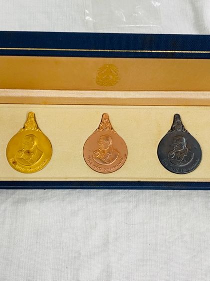 เหรียญพระมหาชนกชุดใหญ่ ทองนาคเงินครบชุด พร้อมกล่อง ผ้าไหมสีน้ำเงินและกล่องครบชุด รูปที่ 4
