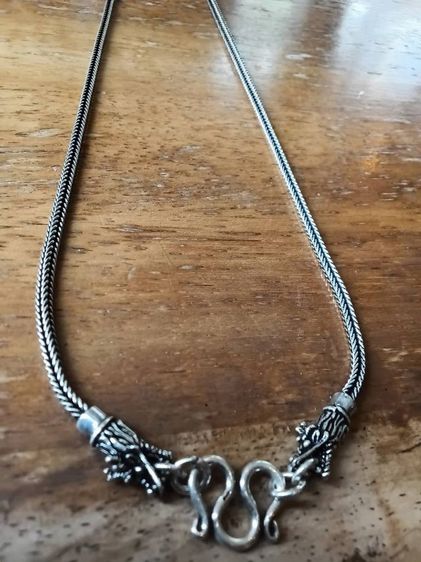 สร้อยคอเงินหัวมังกร สวยงามมาก ห้อยพระได้ทั้งหน้าและหลัง งานเงินรมดำสวยมีระดับ ลายสี่เสา 24นิ้ว ห้อยพระ2องค์ หน้า หลัง  22.1กรัม รูปที่ 17