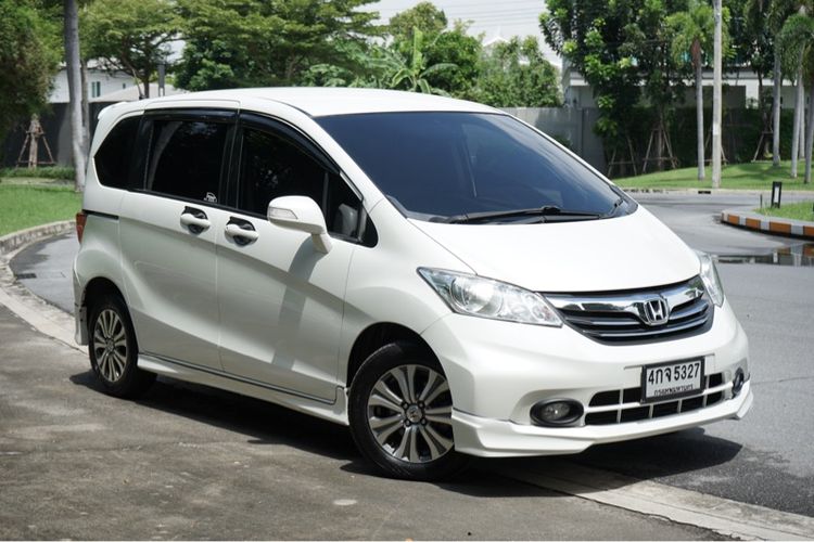 รถ Honda Freed 1.5 E สี ขาว