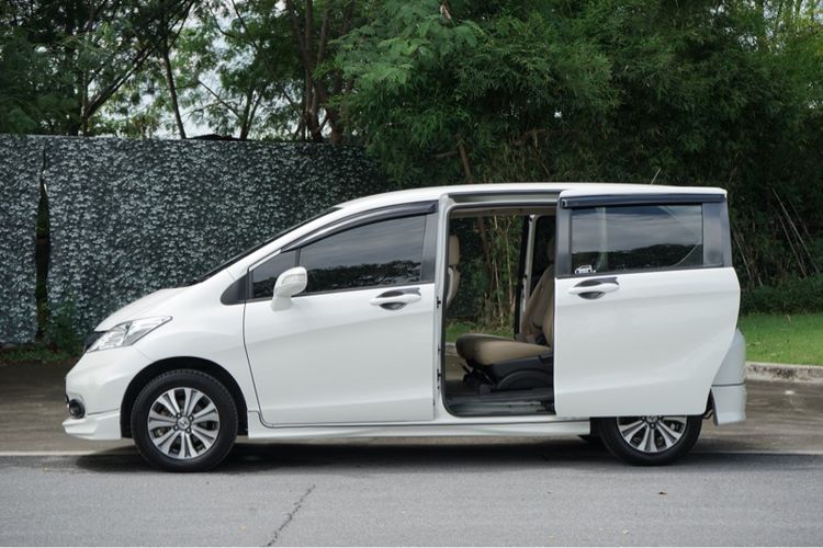 Honda Freed 2015 1.5 E Utility-car เบนซิน ไม่ติดแก๊ส เกียร์อัตโนมัติ ขาว รูปที่ 3