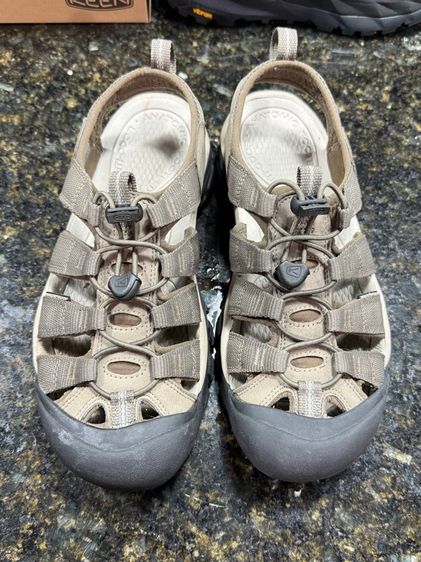 Keen Newport H2 สีครีมล้วนครับ