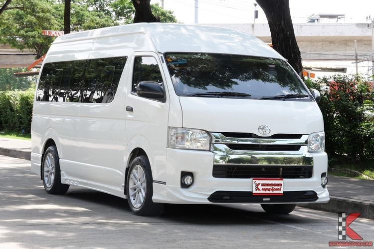 รถ Toyota Commuter 3.0 สี ขาว