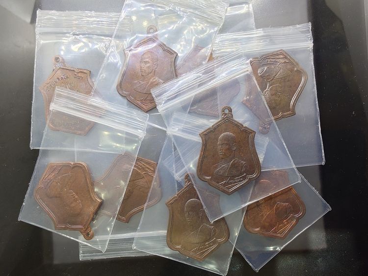 เหรียญทรงผนวช รัชกาลที่ 10 เนื้อทองแดง วัดบวรนิเวศวิหาร พ.ศ. 2521 บล็อกธรรมดา รูปที่ 7