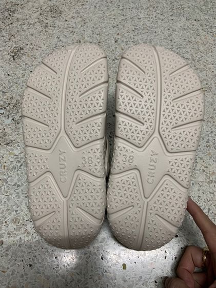 รองเท้าลำลองผู้หญิง ยี่ห้อ CRUZY ของแท้ สีครีม รูปที่ 4