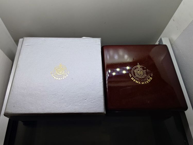 เหรียญ 800 บาท เนื้อเงินขัดเงา ที่ระลึกพระราชพิธีมหามงคลเฉลิมพระชนมพรรษา 7 รอบ รัชกาลที่9 พ.ศ.2554 พร้อมกล่อง รูปที่ 6