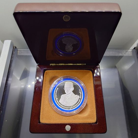 เหรียญ 800 บาท เนื้อเงินขัดเงา ที่ระลึกพระราชพิธีมหามงคลเฉลิมพระชนมพรรษา 7 รอบ รัชกาลที่9 พ.ศ.2554 พร้อมกล่อง รูปที่ 5
