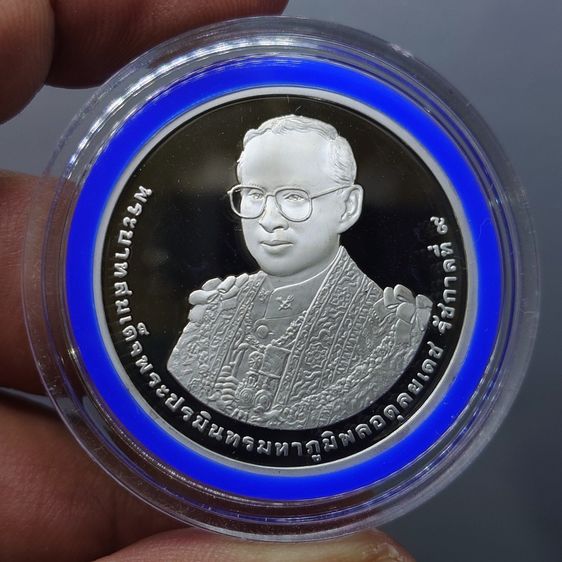 เหรียญ 800 บาท เนื้อเงินขัดเงา ที่ระลึกพระราชพิธีมหามงคลเฉลิมพระชนมพรรษา 7 รอบ รัชกาลที่9 พ.ศ.2554 พร้อมกล่อง รูปที่ 3