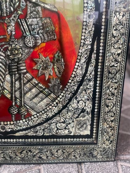 1,990-4,900บาท กรอบรูปไม้แขวนผนังฝังมุกสองชั้น พระบรมฉายาลักษณ์สมเด็จย่า-รัชกาลที่ 5 ฉลองพระองค์ตกแต่งมุก (มุมกรอบซ้ายบนด้านหลังมีตำหนิ) รูปที่ 7