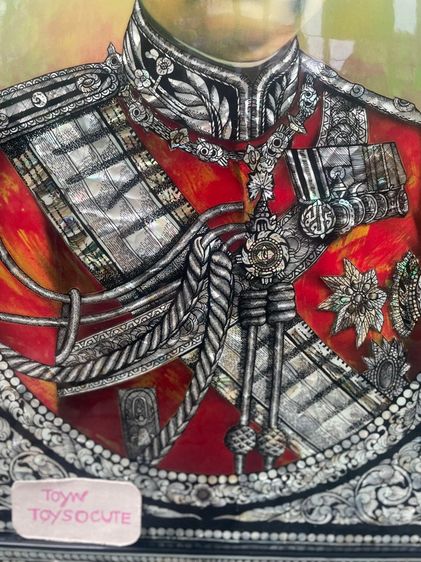 1,990-4,900บาท กรอบรูปไม้แขวนผนังฝังมุกสองชั้น พระบรมฉายาลักษณ์สมเด็จย่า-รัชกาลที่ 5 ฉลองพระองค์ตกแต่งมุก (มุมกรอบซ้ายบนด้านหลังมีตำหนิ) รูปที่ 8