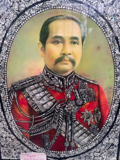 1,990-4,900บาท กรอบรูปไม้แขวนผนังฝังมุกสองชั้น พระบรมฉายาลักษณ์สมเด็จย่า-รัชกาลที่ 5 ฉลองพระองค์ตกแต่งมุก (มุมกรอบซ้ายบนด้านหลังมีตำหนิ) รูปที่ 3