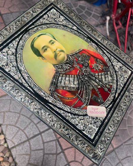 1,990-4,900บาท กรอบรูปไม้แขวนผนังฝังมุกสองชั้น พระบรมฉายาลักษณ์สมเด็จย่า-รัชกาลที่ 5 ฉลองพระองค์ตกแต่งมุก (มุมกรอบซ้ายบนด้านหลังมีตำหนิ) รูปที่ 9