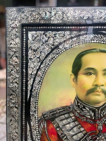 1,990-4,900บาท กรอบรูปไม้แขวนผนังฝังมุกสองชั้น พระบรมฉายาลักษณ์สมเด็จย่า-รัชกาลที่ 5 ฉลองพระองค์ตกแต่งมุก (มุมกรอบซ้ายบนด้านหลังมีตำหนิ) รูปที่ 4
