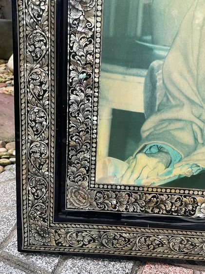 1,990-4,900บาท กรอบรูปไม้แขวนผนังฝังมุกสองชั้น พระบรมฉายาลักษณ์สมเด็จย่า-รัชกาลที่ 5 ฉลองพระองค์ตกแต่งมุก (มุมกรอบซ้ายบนด้านหลังมีตำหนิ) รูปที่ 16