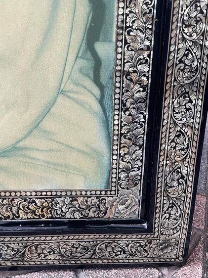 1,990-4,900บาท กรอบรูปไม้แขวนผนังฝังมุกสองชั้น พระบรมฉายาลักษณ์สมเด็จย่า-รัชกาลที่ 5 ฉลองพระองค์ตกแต่งมุก (มุมกรอบซ้ายบนด้านหลังมีตำหนิ) รูปที่ 17