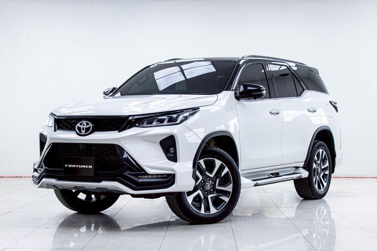 รถ Toyota Fortuner 2.4 Legender Black Top สี ขาว