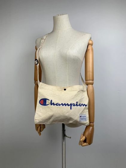 ไม่ระบุ อื่นๆ อื่นๆ อื่นๆ กระเป๋าสะพายข้าง Champion แท้ 💯 ขนาด กว้าง 11 สูง 8 นิ้ว สภาพใหม่มาก ผ้ายังแข็ง ทรงสวย สายปรับได้ ขนาดกำลังสวย หายากน่าสะสม