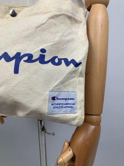 กระเป๋าสะพายข้าง Champion แท้ 💯 ขนาด กว้าง 11 สูง 8 นิ้ว สภาพใหม่มาก ผ้ายังแข็ง ทรงสวย สายปรับได้ ขนาดกำลังสวย หายากน่าสะสม รูปที่ 3
