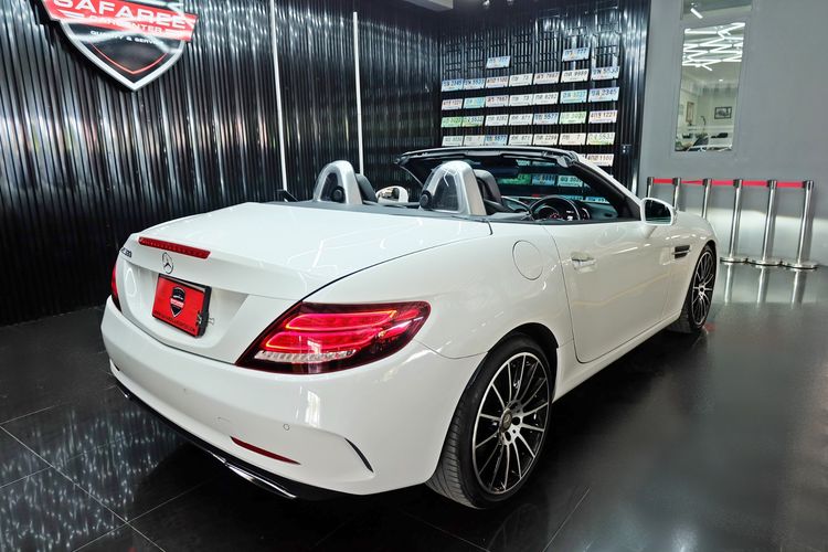 Mercedes-Benz SLC-Class 2016 SLC300 Sedan เบนซิน เกียร์อัตโนมัติ ขาว รูปที่ 4