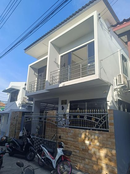 ขาย ทาวเฮาส์ 2 ชั้น  ซอย แบริ่ง 62  ทาวเฮาส์ทำเลที่สะดวกสบายเชื่อมต่อไปยังกรุงเทพฯ และสมุทรปราการ ได้ด้วยรถไฟฟ้า BTS 