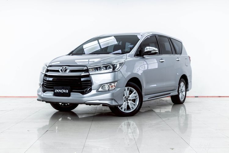 รถ Toyota Innova 2.8 Crysta V สี เทา