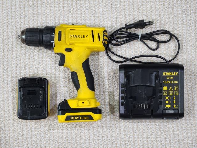 สว่านไขควงยี่ห้อสแตนเลย์พร้อมแบต 2 ก้อนและแท่นชาร์จ