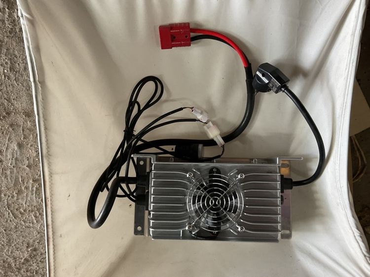 เครื่องชาร์จแบตลิเที่ยม 25A 58.8V ของใหม่ ใช้ดี