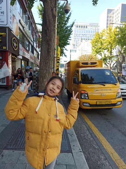 1 ตัว เสื้อกันหนาวใช้ได้กับเด็กอายุ 7-9 ปี ใช้เพียง 2 ครั้ง สีเหลือง น้องโตแล้วใส่ไม่ได้  ของจริงสีสดนะค่ะ กล้องเลนไม่ตรงสีจริง รูปที่ 2