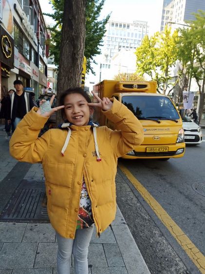 1 ตัว เสื้อกันหนาวใช้ได้กับเด็กอายุ 7-9 ปี ใช้เพียง 2 ครั้ง สีเหลือง น้องโตแล้วใส่ไม่ได้  ของจริงสีสดนะค่ะ กล้องเลนไม่ตรงสีจริง รูปที่ 4