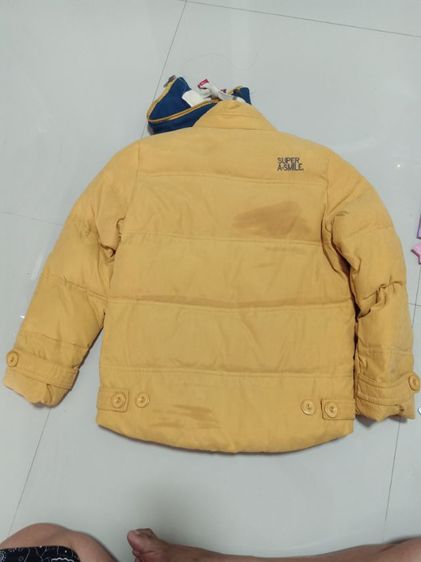1 ตัว เสื้อกันหนาวใช้ได้กับเด็กอายุ 7-9 ปี ใช้เพียง 2 ครั้ง สีเหลือง น้องโตแล้วใส่ไม่ได้  ของจริงสีสดนะค่ะ กล้องเลนไม่ตรงสีจริง รูปที่ 6