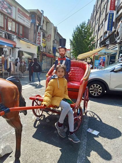 1 ตัว เสื้อกันหนาวใช้ได้กับเด็กอายุ 7-9 ปี ใช้เพียง 2 ครั้ง สีเหลือง น้องโตแล้วใส่ไม่ได้  ของจริงสีสดนะค่ะ กล้องเลนไม่ตรงสีจริง