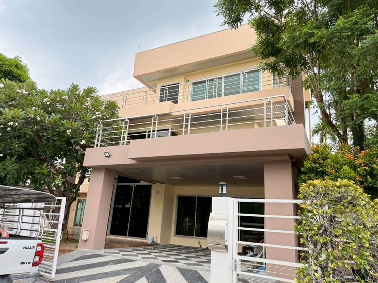 ขายบ้านเดี่ยว 3 ชั้น หัวมุม หมู่บ้านสวนทิปโก้ พร้อมที่ดิน 2 แปลง เขตบางซื่อ จังหวัดกรุงเทพมหานคร