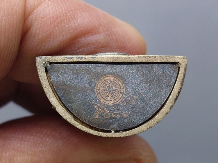 พระคุ้มเกล้า เย็นศิระเพราะพระบริบาล 80 พรรษามหากษัตริย์แผ่นดินสยาม เนื้อนวะโลหะรมดำ พิมพ์ใหญ่ ปี2550 พร้อมกล่องเดิม รูปที่ 8