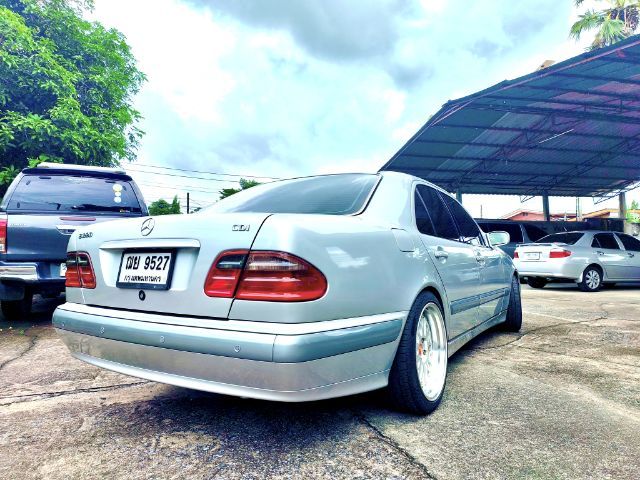 Mercedes-Benz E-Class 2004 E220 CDI Sedan ดีเซล ไม่ติดแก๊ส เกียร์อัตโนมัติ เทา รูปที่ 4
