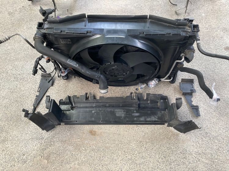 Benz W212 ของแท้ มือสอง พัดลมไฟฟ้า หม้อน้ำ รังผึ้งแอร์ คานหน้า โครงกันชนหน้า airbag sensor รูปที่ 2