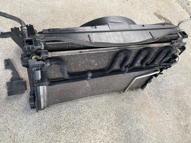 Benz W212 ของแท้ มือสอง พัดลมไฟฟ้า หม้อน้ำ รังผึ้งแอร์ คานหน้า โครงกันชนหน้า airbag sensor รูปที่ 4