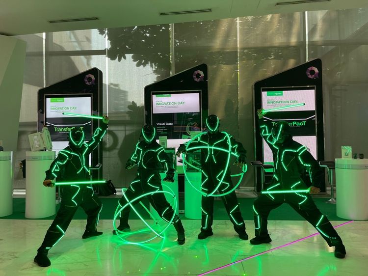 รับงานแสดงโชว์ LED  คุมด้วยระบบซิงก์กับเพลงพร้อมกับอุปกรณ์สุดอลัง รูปที่ 2