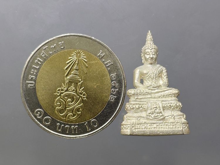 พระแก้วมรกต เครื่องทรงฤดูฝน เนื้อเงิน รุ่นเทอดพระเกียรติ พิธีใหญ่ วัดพระศรีรัตนศาสดาราม ปี2540 พร้อมกล่อง รูปที่ 8