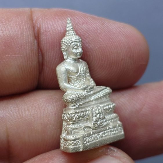 พระแก้วมรกต เครื่องทรงฤดูฝน เนื้อเงิน รุ่นเทอดพระเกียรติ พิธีใหญ่ วัดพระศรีรัตนศาสดาราม ปี2540 พร้อมกล่อง รูปที่ 5