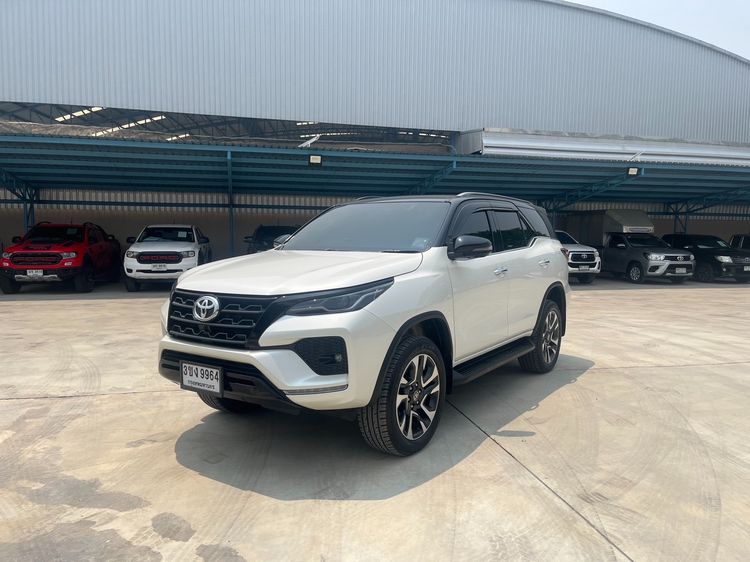 Toyota Fortuner รุ่น 2.4 Commander AT สีขาว-ดำ ปี 2022