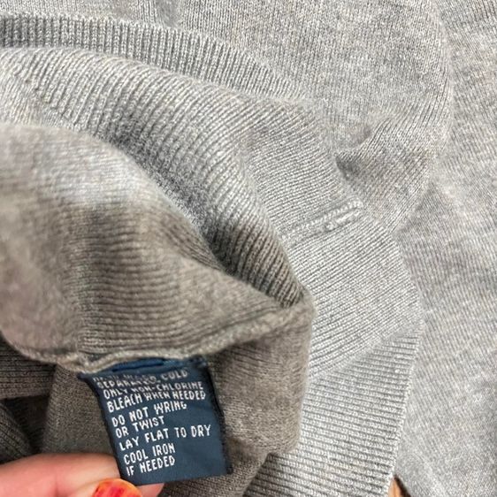 เสื้อกันหนาว POLO RALPH LAUREN แท้ 💯 size L ขนาด อก 22 ยาว 27 นิ้ว สภาพดีมาก สีเทา คอวีทรงสวย ดีเทลดี ผ้านิ่มหายากน่าสะสมครับ รูปที่ 3