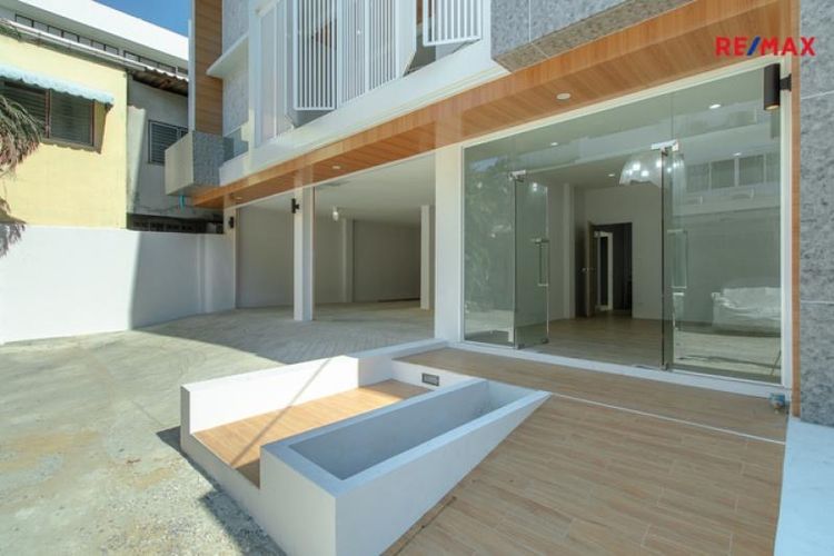 ไม่ใช่ ขาย.ให้เช่า ตึกแถวรีโนเวทใหม่ สุขุมวิท 77 (900 ตร.ม.) รูปที่ 2