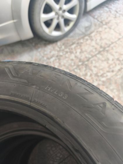 ขายยางรถยนต์บริดสโตน มือสอง 215 60 17 ปี 2023 ขายตามสภาพดังรูป มีปะสตรีม1เส้น นัดรับได้ที่ลาดพร้าว 101 กทม. รูปที่ 4