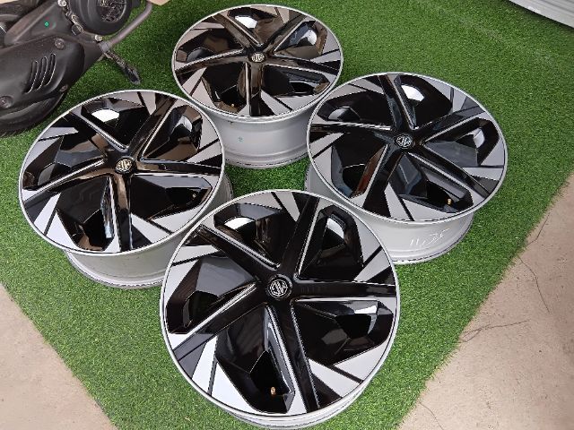 ล้อเดิม MG4 ขอบ17 5รู สภาพสวย