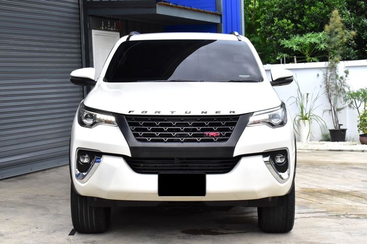 Toyota Fortuner 2019 2.4 V 4WD Utility-car ดีเซล เกียร์อัตโนมัติ ขาว รูปที่ 2