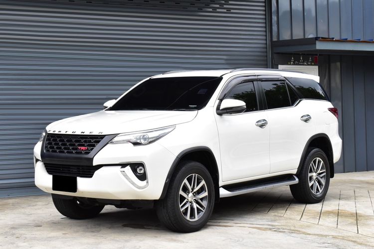 รถ Toyota Fortuner 2.4 V 4WD สี ขาว